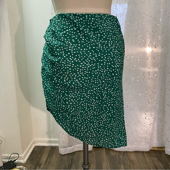 Asymmetrical Satin scrunch skirt - Picture 3 of 5